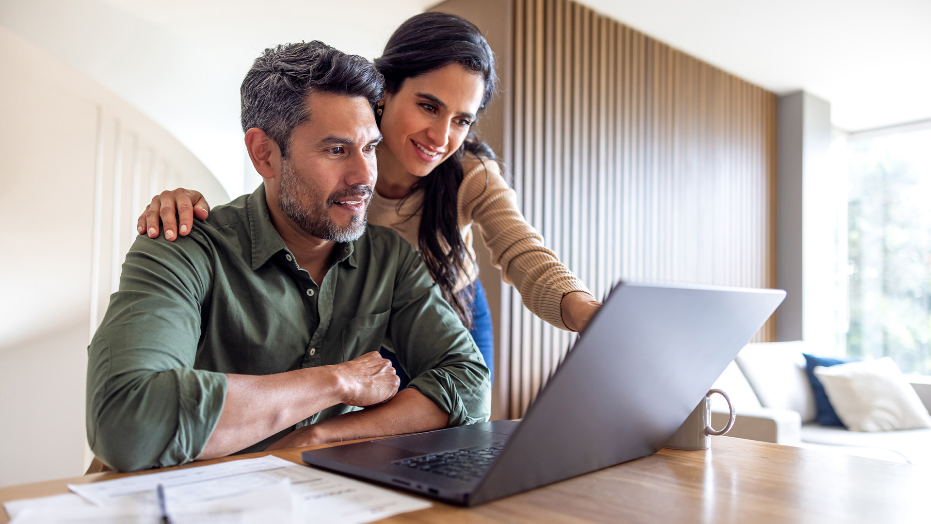 couple-looking-at-computer-homeshopping
